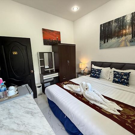 Heaven House Restro & Bar Hotel Patong Екстериор снимка