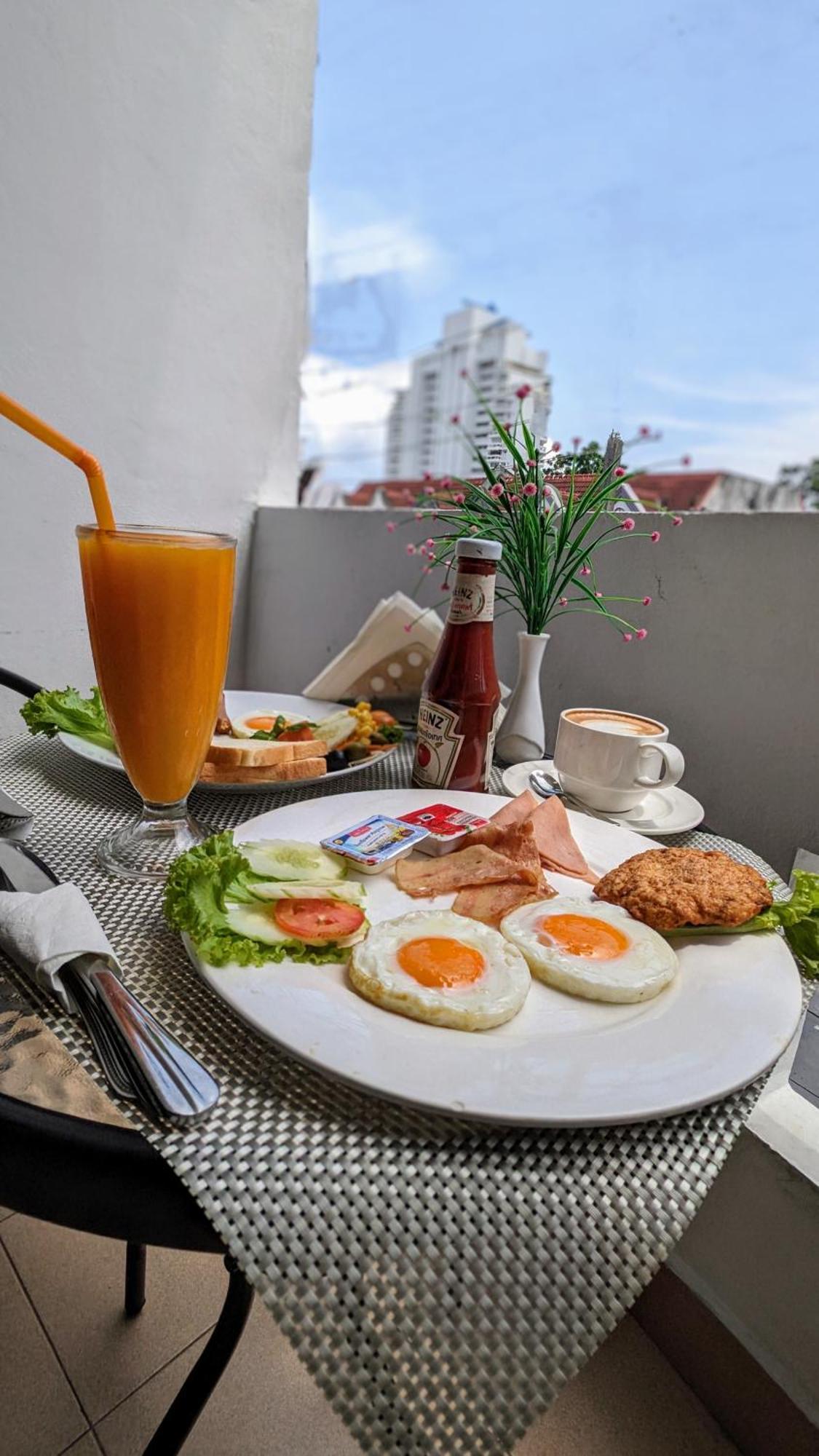 Heaven House Restro & Bar Hotel Patong Екстериор снимка