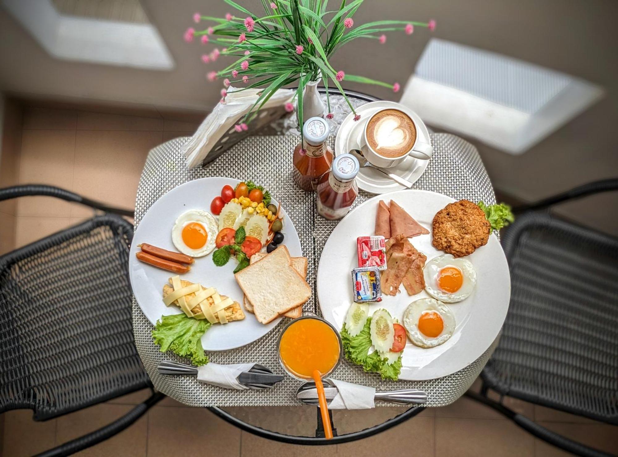 Heaven House Restro & Bar Hotel Patong Екстериор снимка
