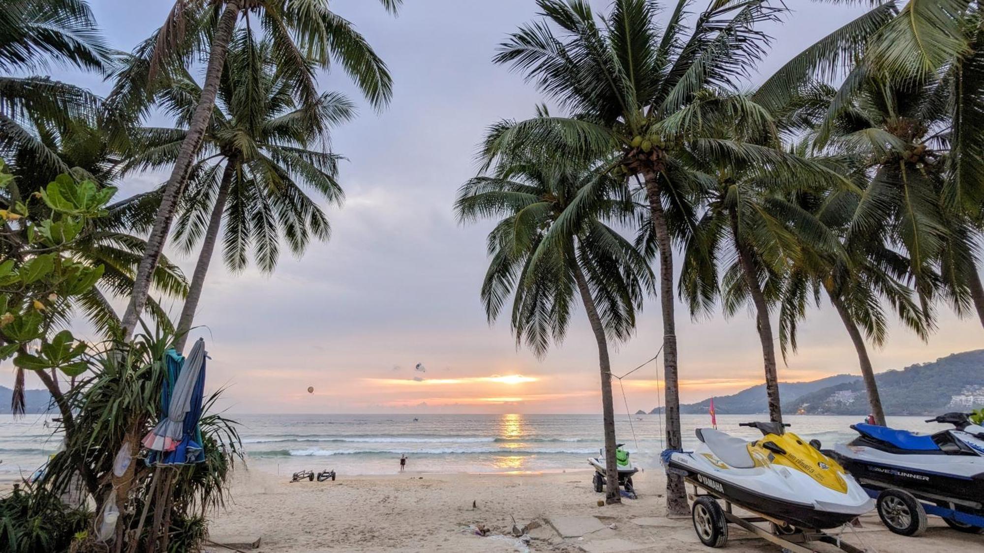 Heaven House Restro & Bar Hotel Patong Екстериор снимка