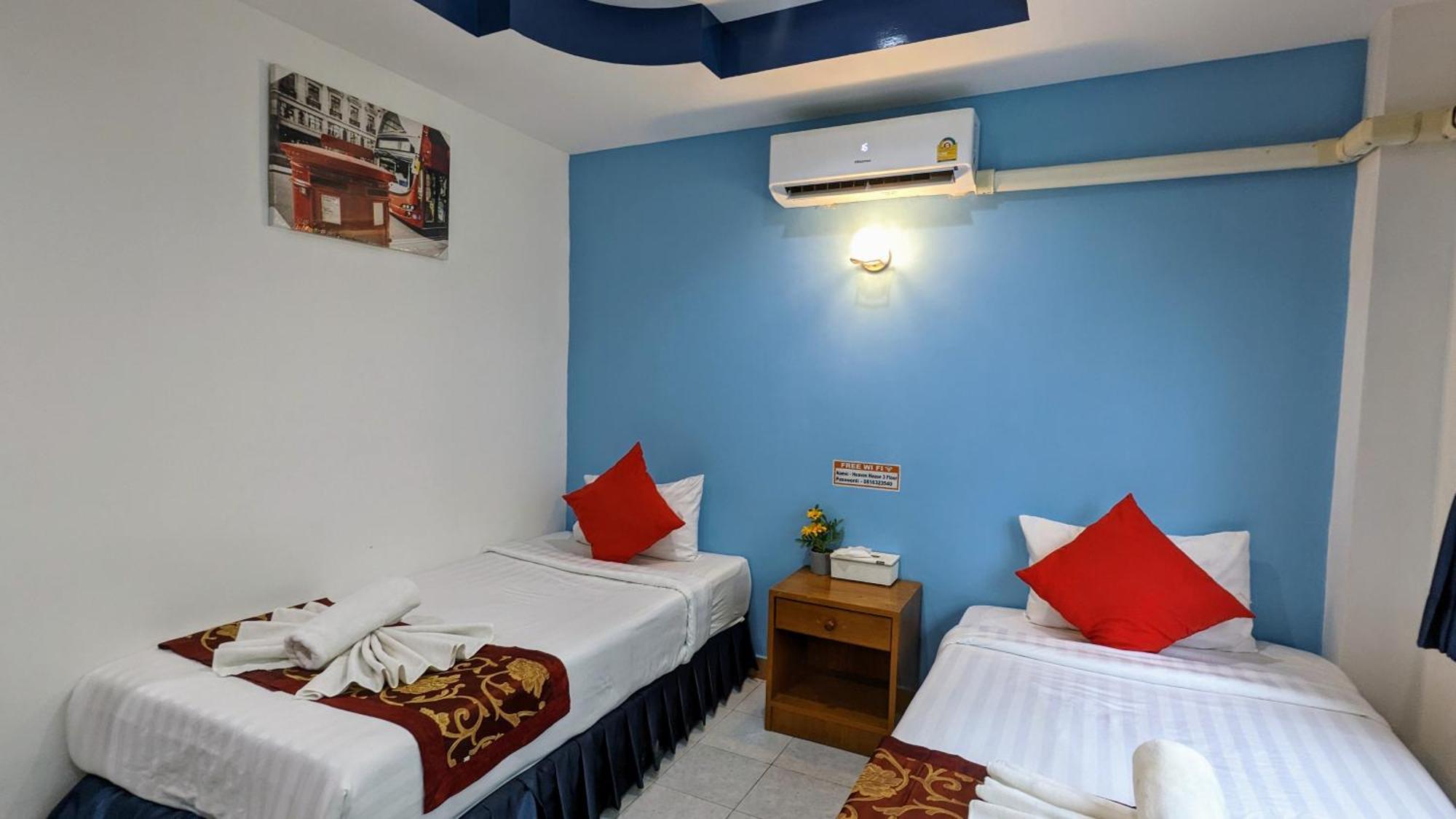 Heaven House Restro & Bar Hotel Patong Екстериор снимка