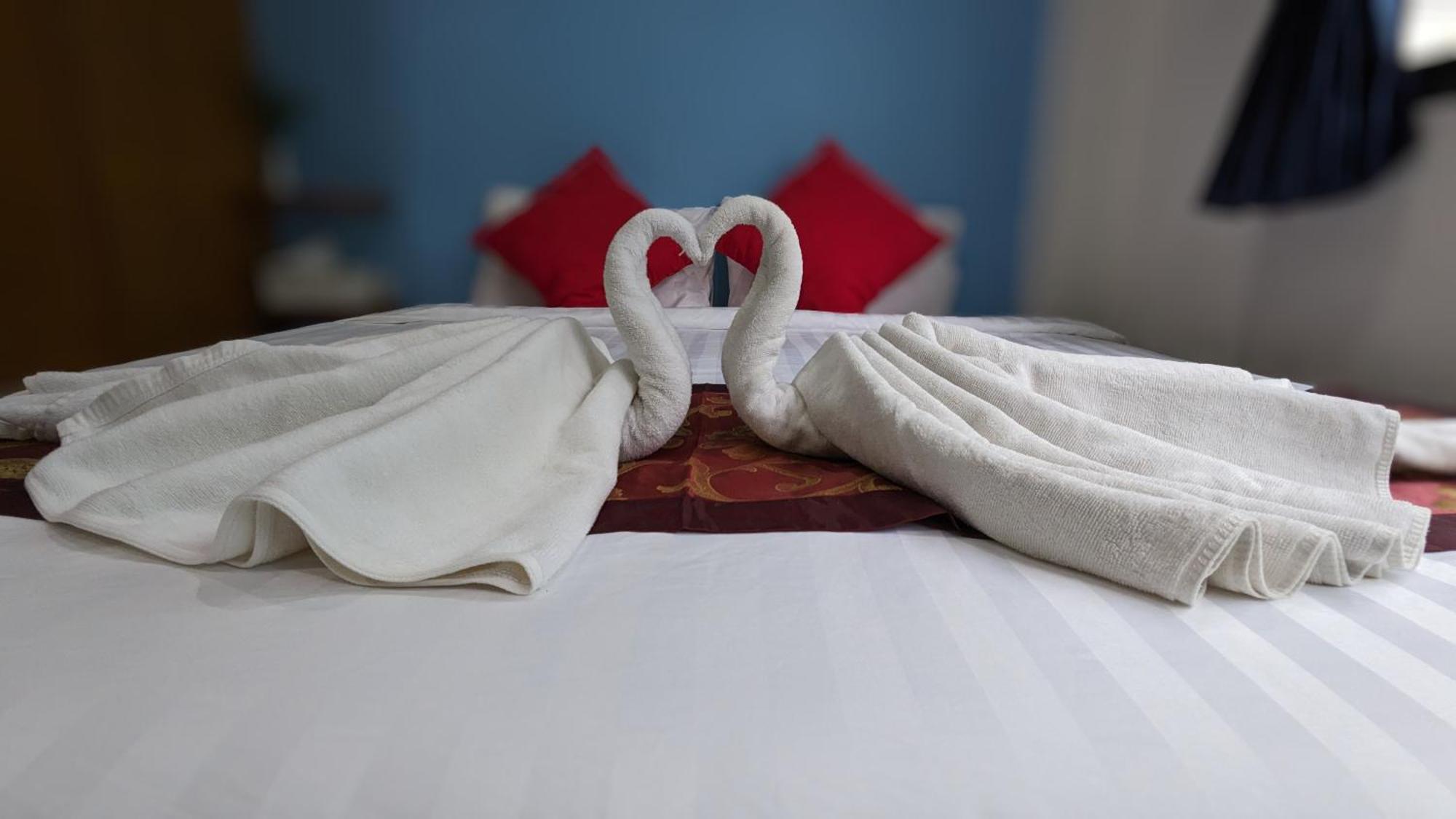 Heaven House Restro & Bar Hotel Patong Екстериор снимка