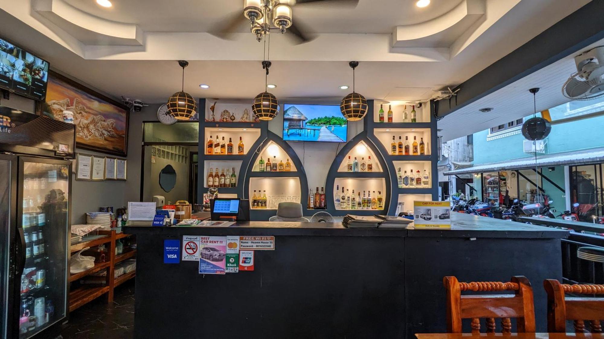 Heaven House Restro & Bar Hotel Patong Екстериор снимка