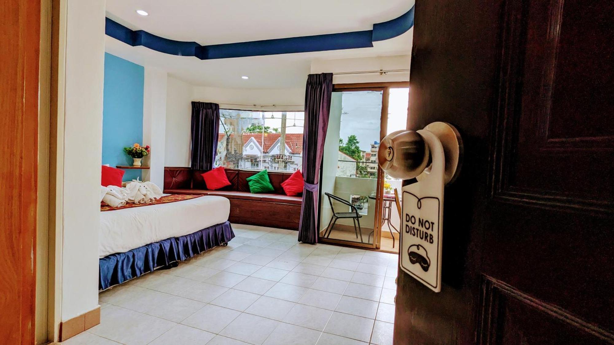 Heaven House Restro & Bar Hotel Patong Екстериор снимка