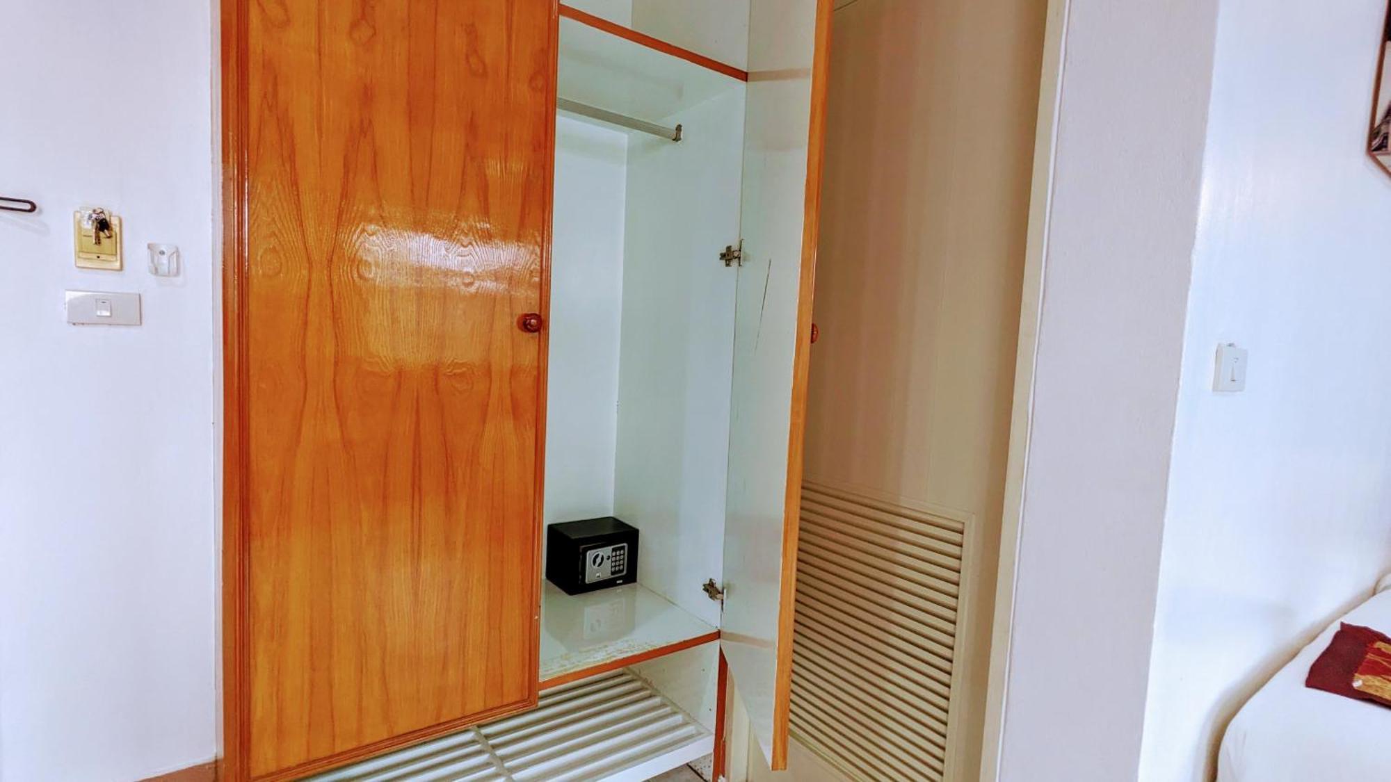Heaven House Restro & Bar Hotel Patong Екстериор снимка