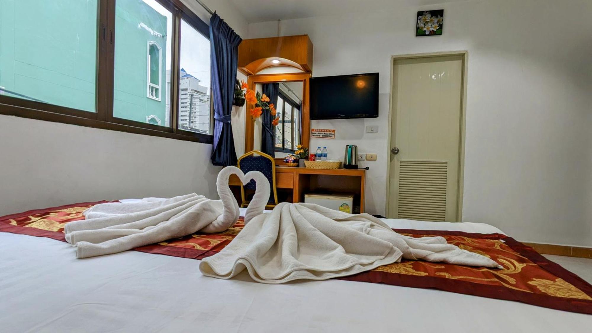 Heaven House Restro & Bar Hotel Patong Екстериор снимка