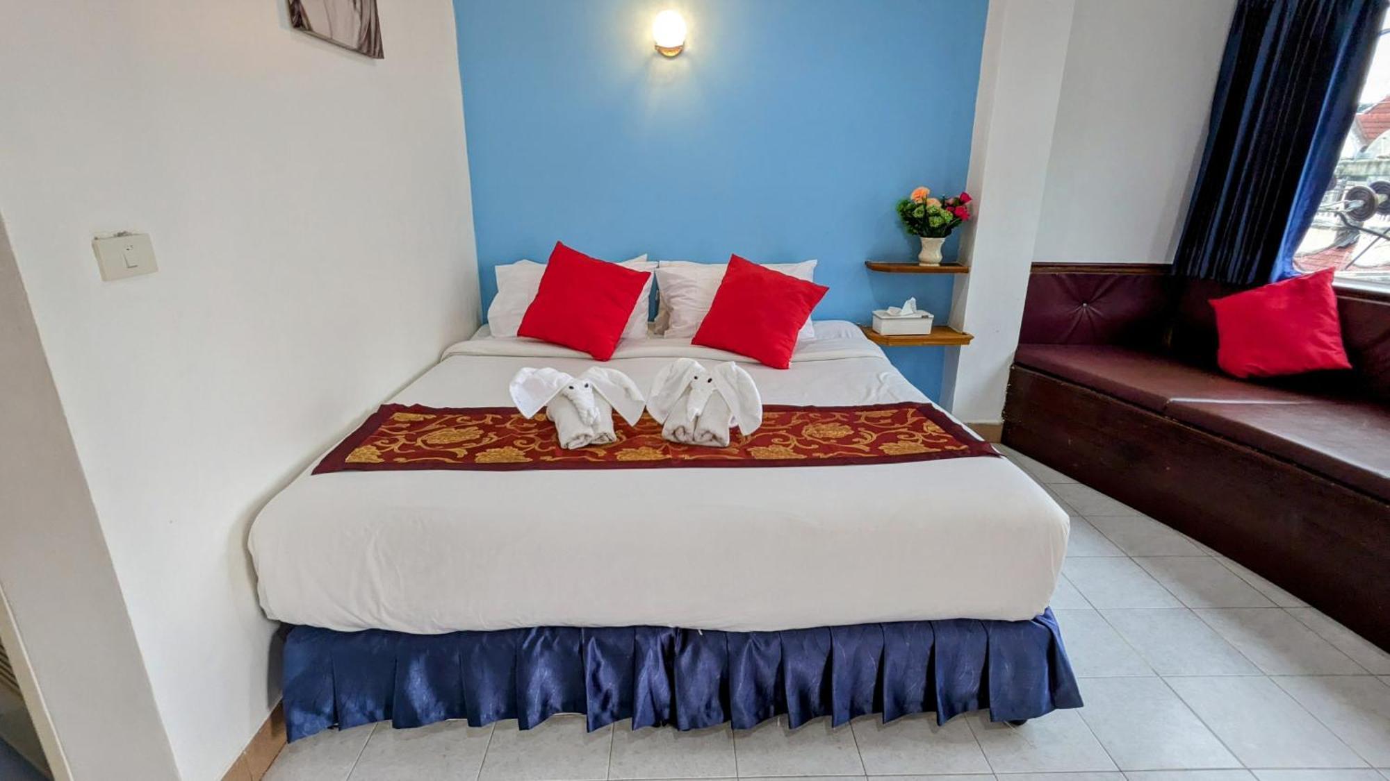 Heaven House Restro & Bar Hotel Patong Екстериор снимка