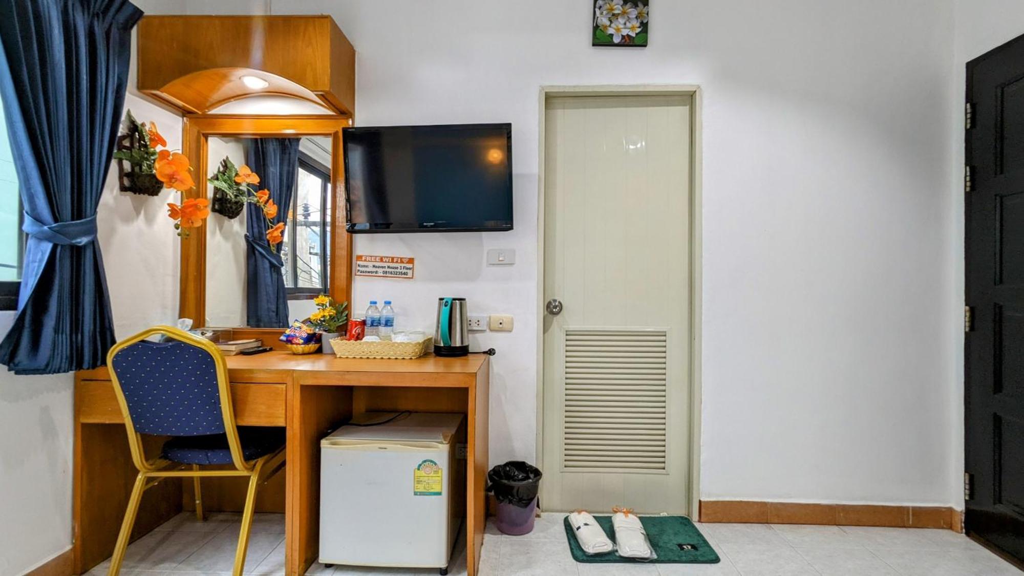 Heaven House Restro & Bar Hotel Patong Екстериор снимка