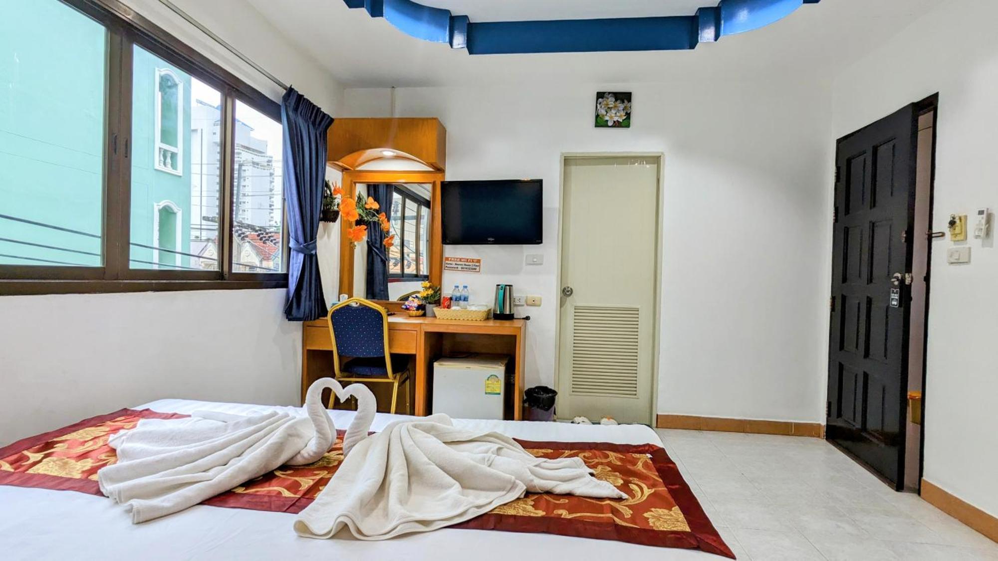 Heaven House Restro & Bar Hotel Patong Екстериор снимка