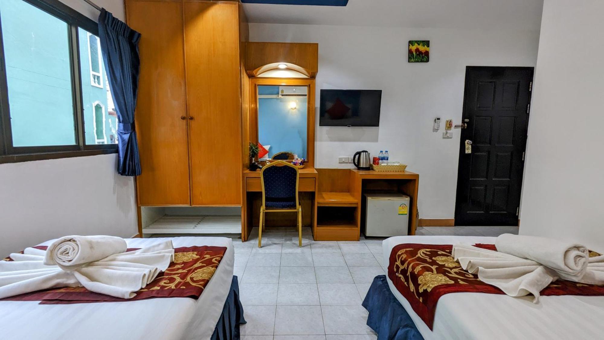 Heaven House Restro & Bar Hotel Patong Екстериор снимка