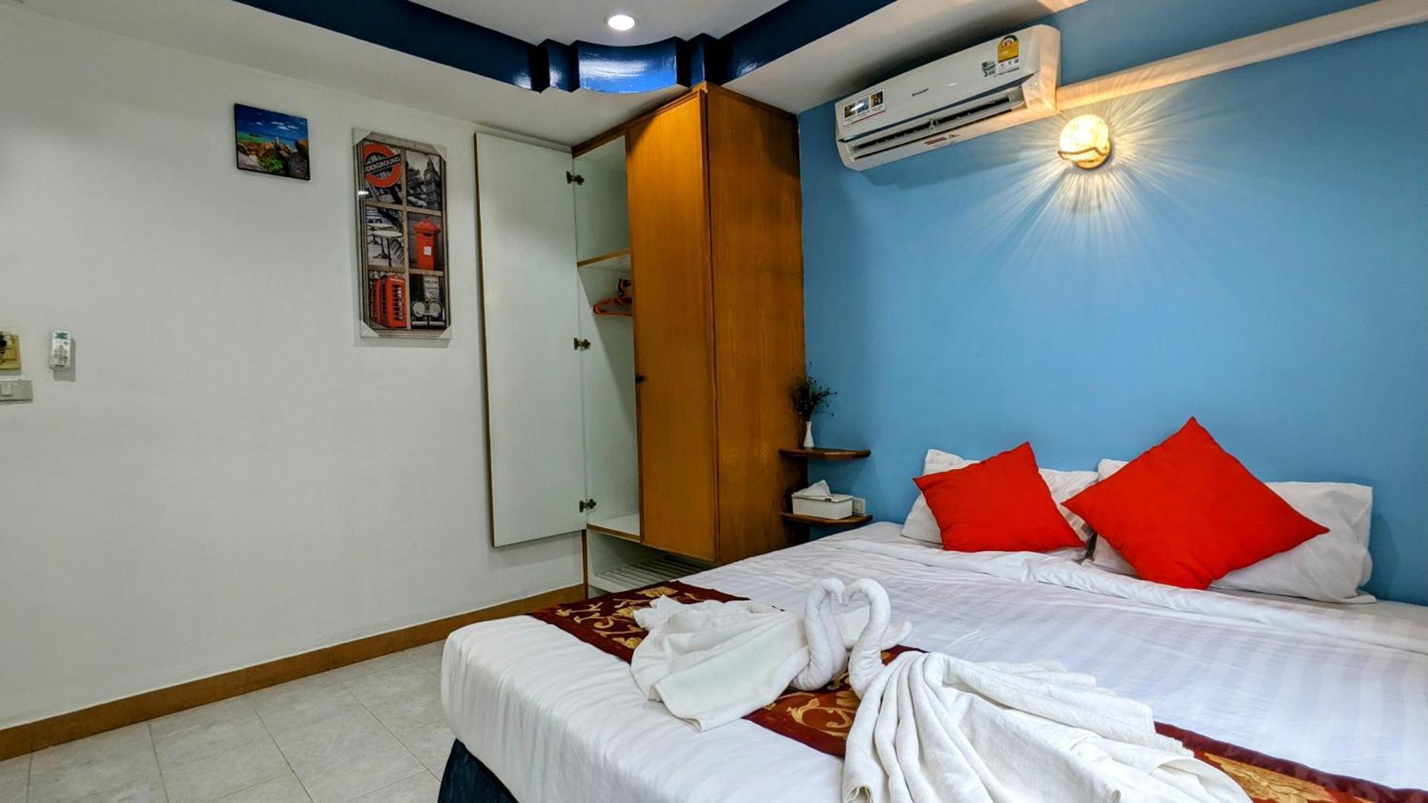 Heaven House Restro & Bar Hotel Patong Екстериор снимка