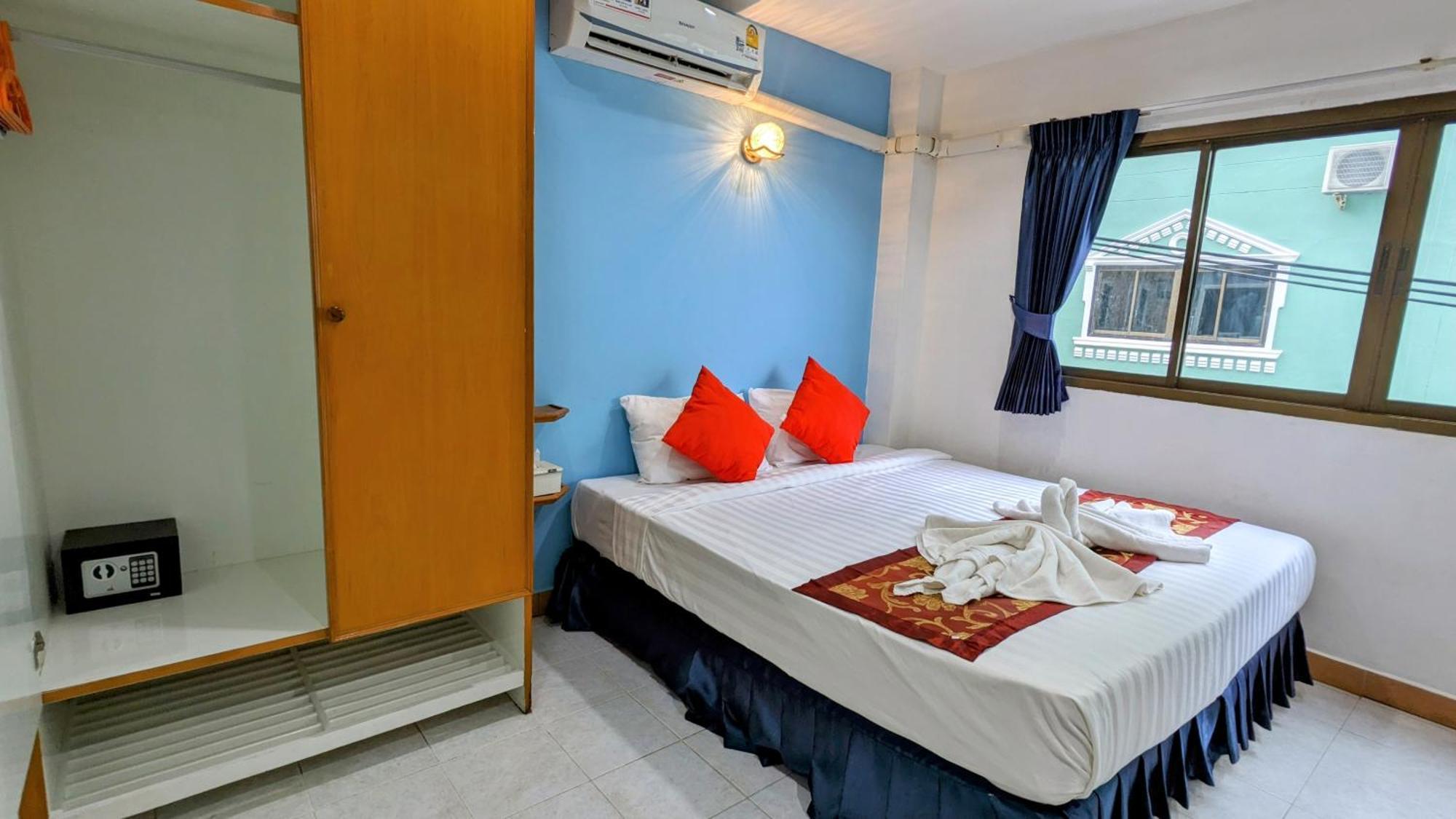 Heaven House Restro & Bar Hotel Patong Екстериор снимка