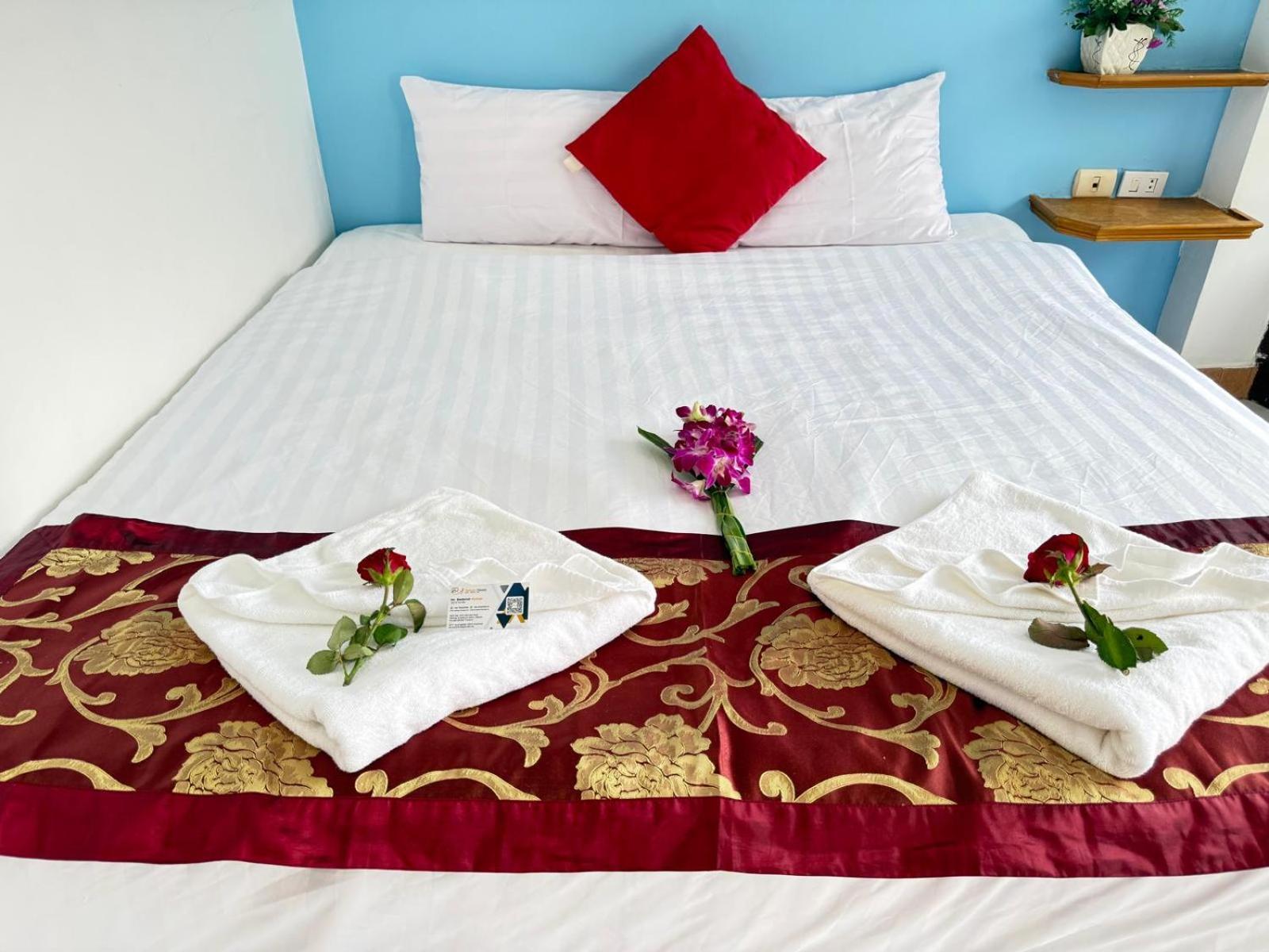 Heaven House Restro & Bar Hotel Patong Екстериор снимка
