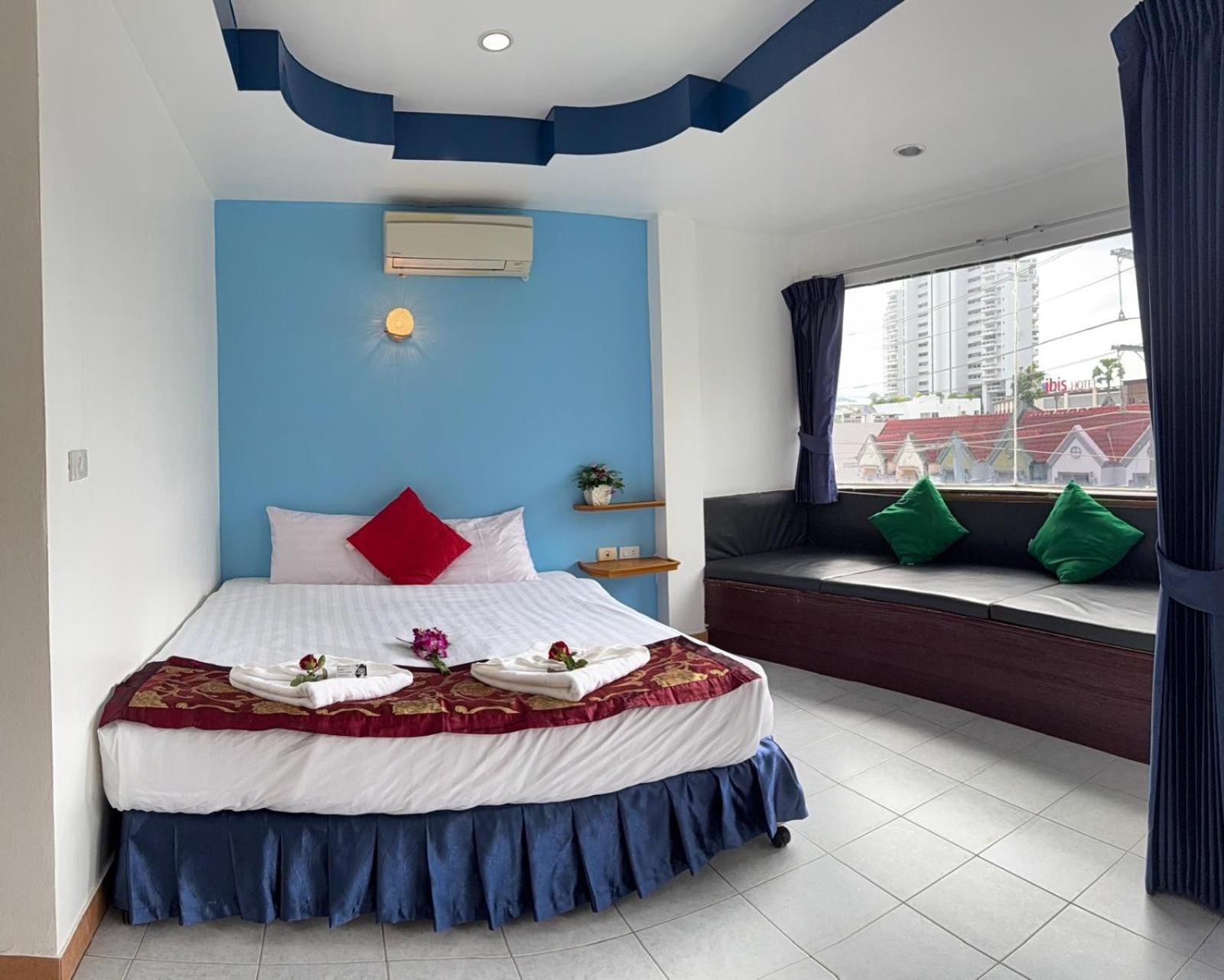 Heaven House Restro & Bar Hotel Patong Екстериор снимка