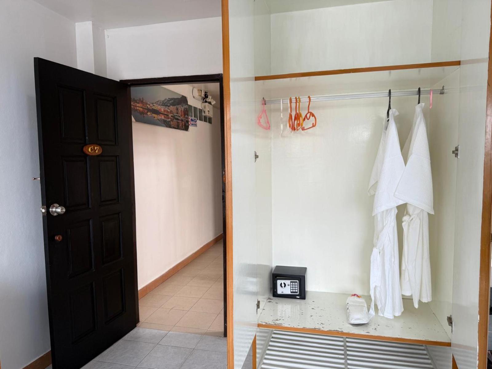 Heaven House Restro & Bar Hotel Patong Екстериор снимка