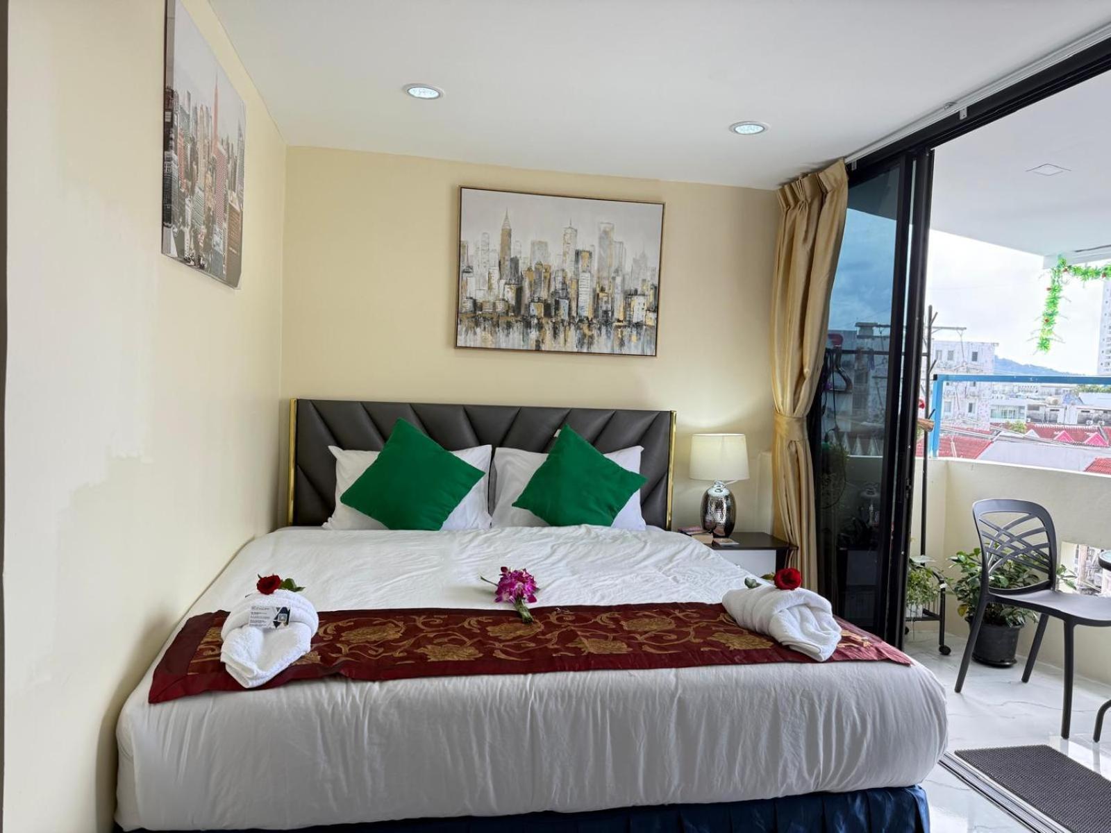 Heaven House Restro & Bar Hotel Patong Екстериор снимка