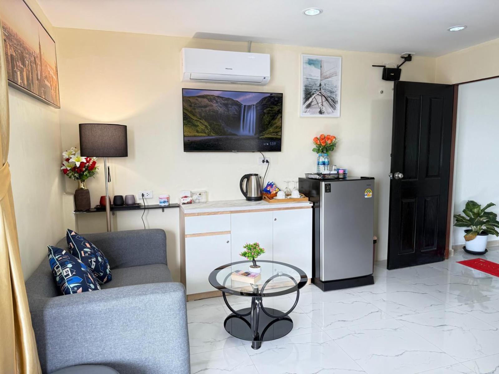 Heaven House Restro & Bar Hotel Patong Екстериор снимка