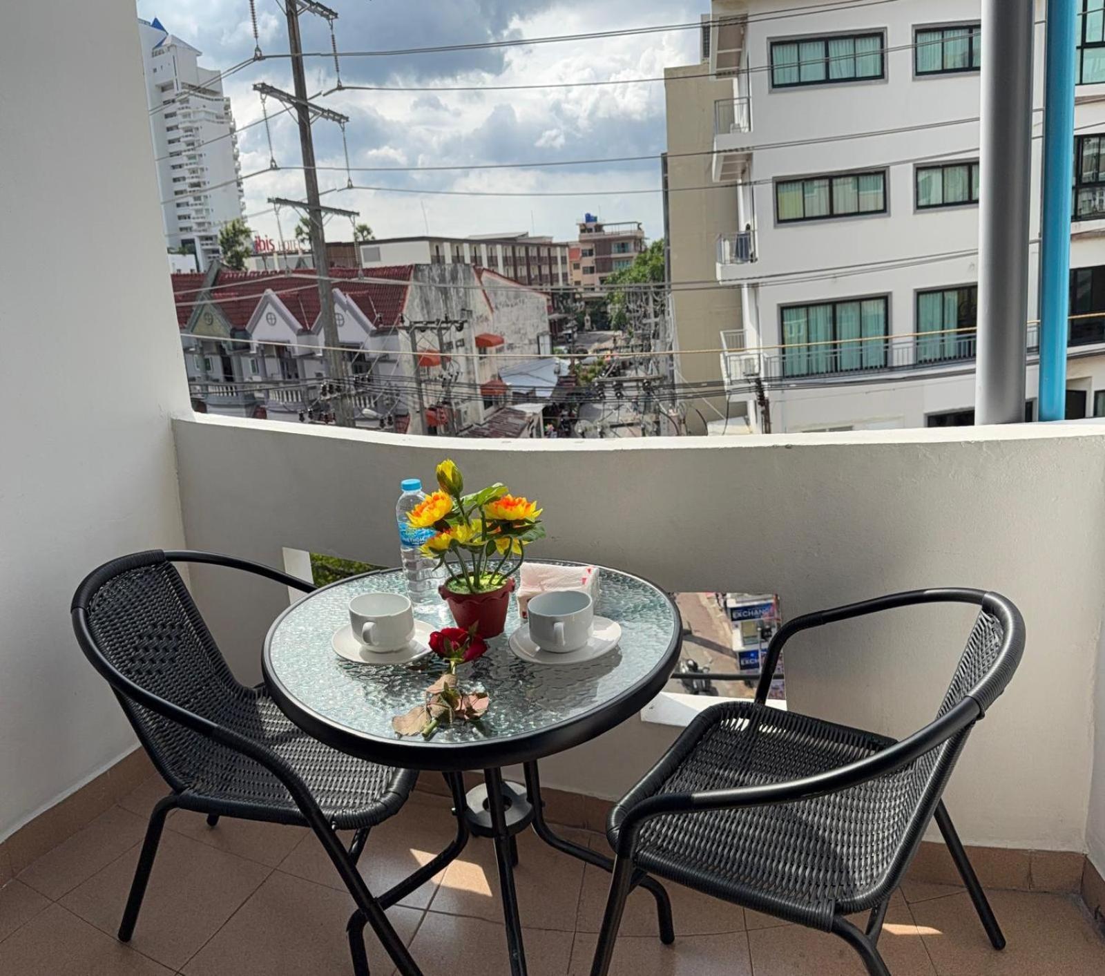 Heaven House Restro & Bar Hotel Patong Екстериор снимка