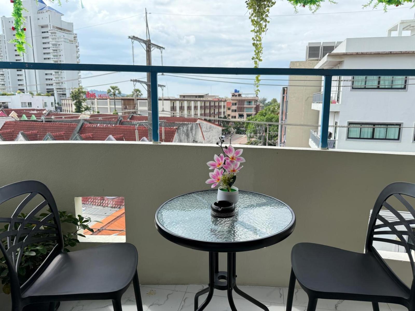 Heaven House Restro & Bar Hotel Patong Екстериор снимка