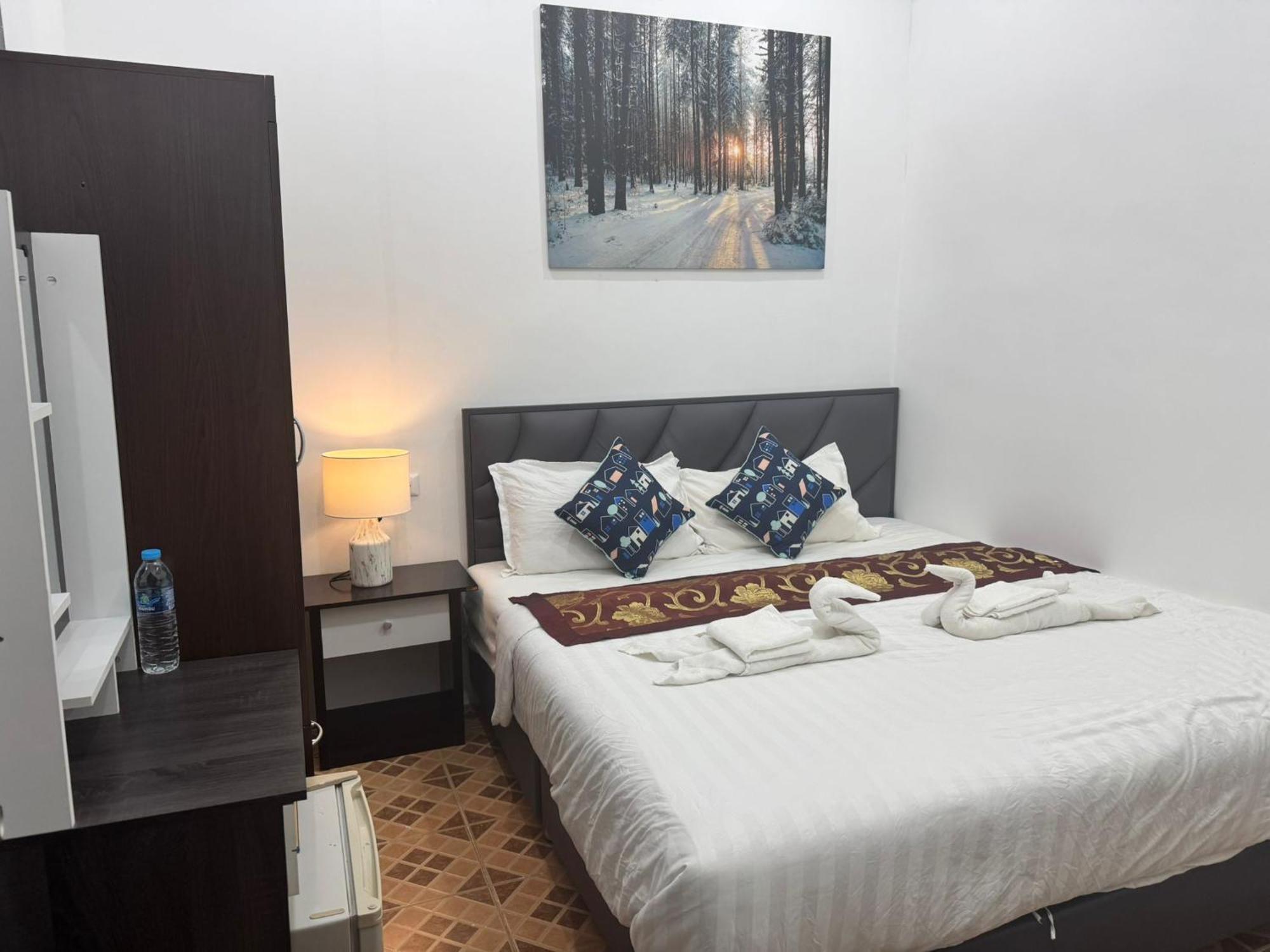 Heaven House Restro & Bar Hotel Patong Екстериор снимка
