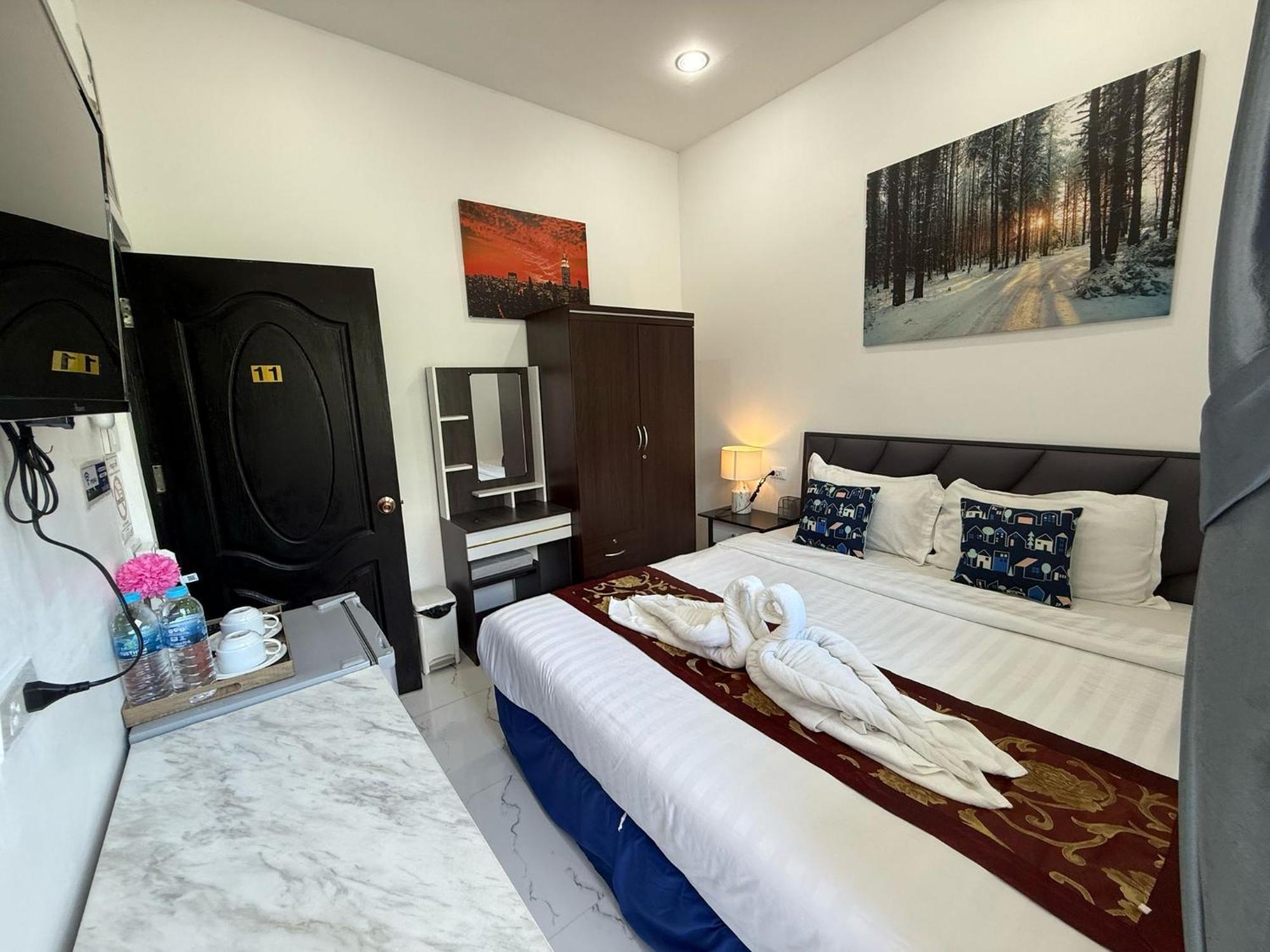 Heaven House Restro & Bar Hotel Patong Екстериор снимка
