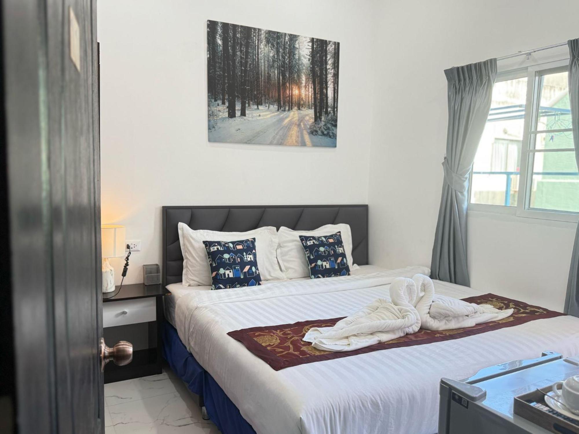 Heaven House Restro & Bar Hotel Patong Екстериор снимка